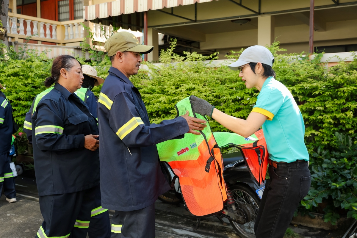 ซีพี แอ็กซ์ตร้า สนับสนุนทีม Big Cleaning ของ กทม. ฟื้นฟูพื้นที่หลังน้ำลด